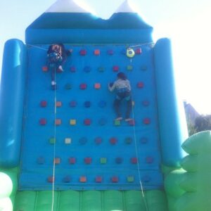 structure gonflable sportive " LE MUR D ESCALADE"