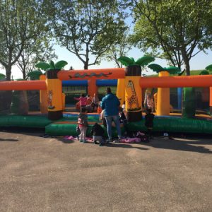 Découvrez nos Parcs d’Activités Gonflables, des espaces de jeu captivants pour enfants, parfaits pour vos événements à Villeparisis et en région parisienne. Avec des structures comme Le Renard et La Girafe, nos parcs d’activités proposent des obstacles amusants, des glissades et des thèmes ludiques. Entièrement sécurisés, ils sont conçus pour offrir un maximum de plaisir en toute sérénité, avec des filets protecteurs et des zones de saut adaptées aux plus jeunes. Que ce soit pour une fête, une kermesse ou une journée familiale, nos parcs gonflables transforment chaque moment en véritable aventure.