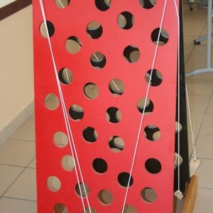 Jeu en bois "LA PLANCHE A TROUS"  (jeu dit "rapide")